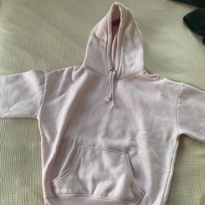 Hoodie  - Rosa hoodie från Bik bok som aldrig andvänds, sitter mer som en S 
