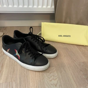 Axel ARIGATO Skor  - Axel ARIGATO Skor i väldigt bra skick har knappt använt skorna bara 2-3 gånger 