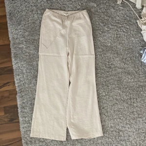 ”Linne”byxor - ”Linnebyxor” från H&M i storlek S. Köpte här på Plick men de passade tyvärr inte. Ser nya ut. Obs. Är förmodligen inte gjorde av linne