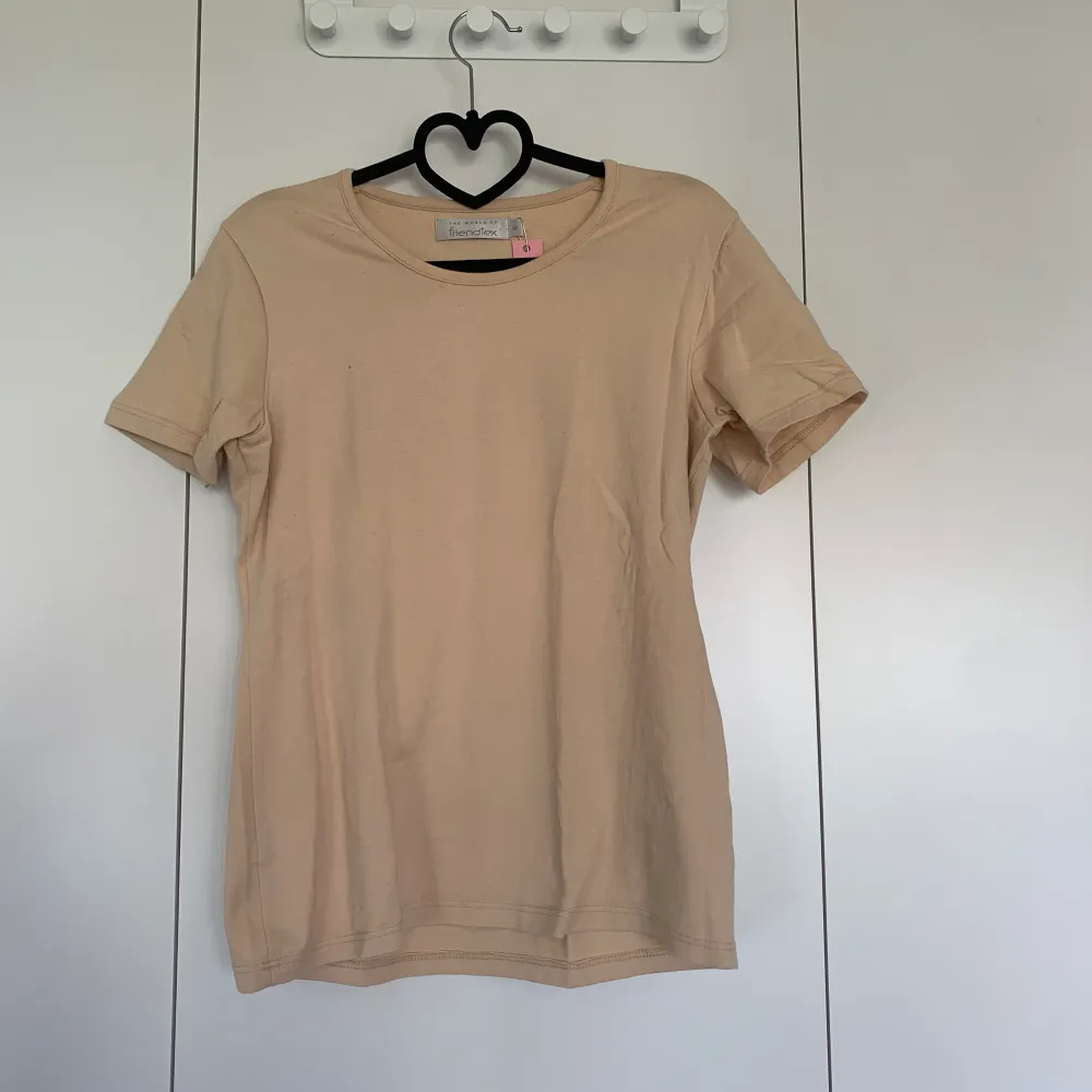 Beige bomulls tshirt  Knappt använd . T-shirts.