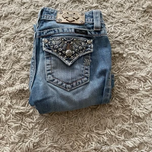 Miss me jeans  - Miss me jeans med mycket bling. Jeansen är i storlek 26 men skulle säga att dom är något större i storleken vilket är ganska ovanligt för miss me. Jeansen är i modellen signature skinny, men att sy om till bootcut om så vill☺️  Tar även emot byten!!