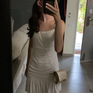 Vit klänning  - Vit  klänning passar fint på sommaren, skön och passar till mycket, den kommer inte till användning längre, den är i bra skick, inga fel på klänningen 🤍