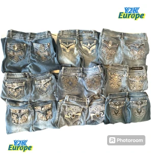 9 st McBling jeans 💛💙 - 9st McBling jeans 💛💙 De flesta var Bootcut och Lowwaist💛💙 Fråga inte om bilder de alla ligger uppe på min profil 😭 