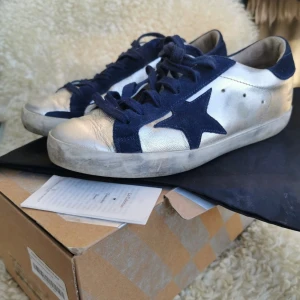 Golden goose - Buda från 1600kr💕 Dom är i storlek 36 men passar mig som brukar ha 37💕säljer eftersom jag inte får användning för de💕 Man får med dustbag (påsen som de ligger i)💕
