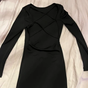 Klänning  - Kort klänning som har snören på ryggen. Kom aldrig till användning.  Från SHEIN  Skriv om ni har någon fråga, svarar så snabbt jag ser de! ❤️