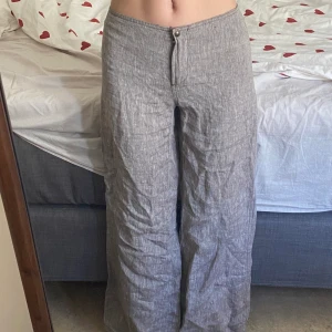 Ljusbruna/ beiga linnebyxor! - Ett par supersnygga lågmidjade ljusbruna / beiga linnebyxor. I perfekt skick, endast testade av mig.  Gjorda i Italien, med märket Motivi. I storlek 38, i italiensk storlek men passar mig perfekt som vanligtvis har xs och s. 