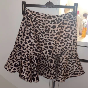 Leopard kjol - Fint skick! Min favvo kjol från NEW YORKER som e för liten😭  