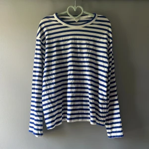 Randnig långärmad tröja  - Superfin långärmad tröja från arket som tyvärr inte kommer till användning, inga deffekter!! 