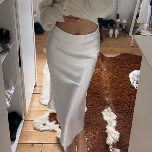 Siden kjol  -  Knälång sidenkjol, märkena på sista bilden finns en del på kjolen men syns för det mesta på nära håll