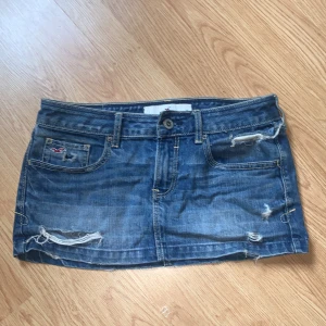 Jeans kjol - Jeans kjol kort lowwaist från hollister i 25 (xs-s) i fint skick! Vid frågor kontakta mig💕 