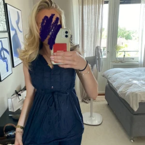Marinblå blus - Säljer denna supersöta toppen från zara köpt på sellpy men aldrig använd av mig❤️