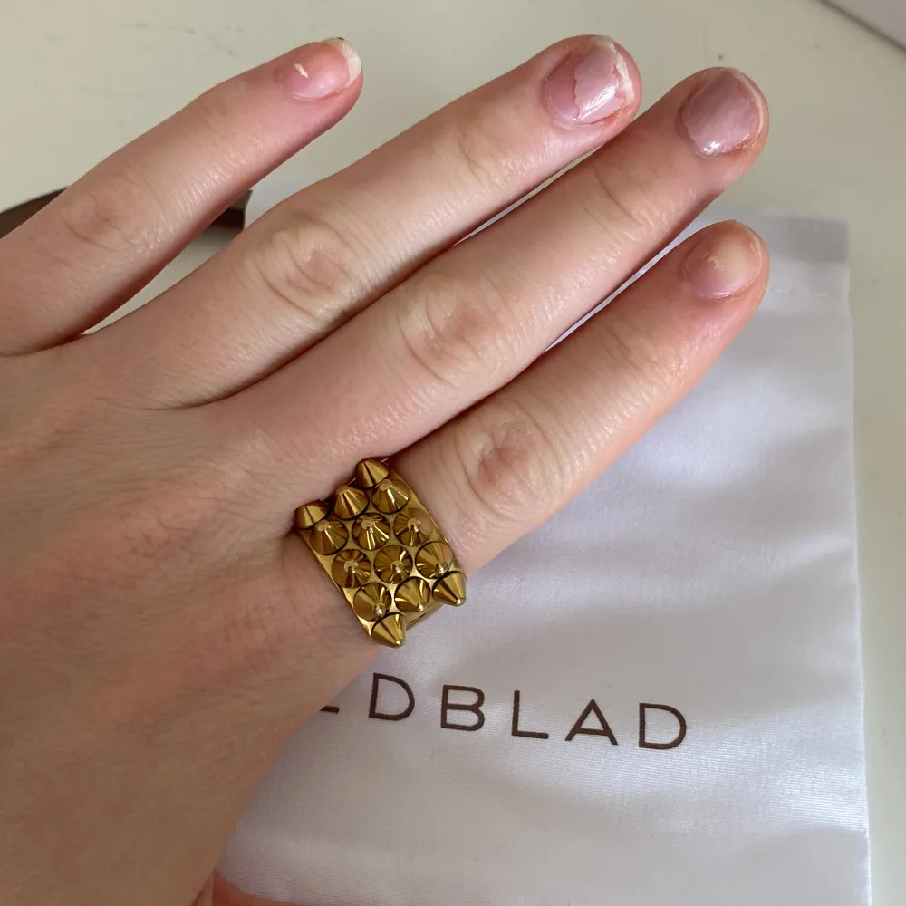 jag säljer min edblad peak ring som jag köpte för tre månader sen, inte riktigt min stil längre💘 påsen får man med om man vill!. Accessoarer.