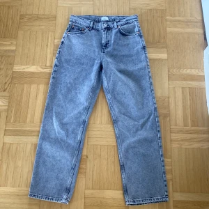 Grå Grunt jeans - Tja! Säljer dessa grå Grunt jeans i storleken 27. De är aldrig använda så är i nyskick och nypriset är cirka 800 Kr men mitt pris är 170 Kr. Skriv gärna vid minsta fundering och priset kan diskuteras vid snabb affär.