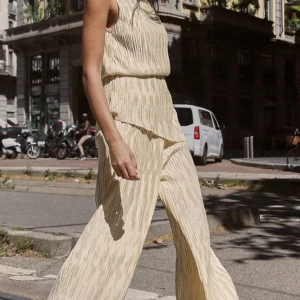 Set från zara - Superfint set från zara! Används inte då det tyvärr inte passar mig. Men verkligen fint och sommrigt till studenter/midsommar eller utomlands! Skicka för fler frågor/bilder🩷☺️