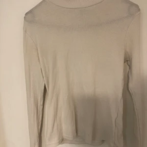 Vit genomskinlig polotröja  - Vit genomskinlig polotröja i storlek S från H&M. (Passar både M) 💗perfekt nu till sommaren eftersom den är väldigt tunn💕 Kontakta vid behov av fler bilder 💋