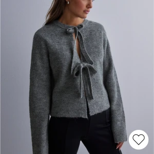 Kofta  - En stor favorit, bluskofta från nelly. Använd, men väldigt fint skick. Säljer pga får inte använding av längre. Skriv för fler frågor/bilder🩷