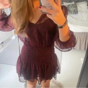 Vinröd Zara klänning  - Vinröd zara klänning, nyskick💕