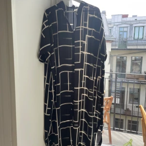 Klänning tunika - Klänning/tunika Lindex M/L Strl M/L Svart/vit