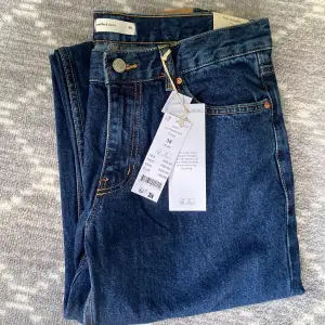 helt oanvända jeans från Gina,storlek 38,jätte fina jeans passa bara inte på mig❤️köpte för 500 säljer för hälften 