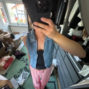 Väst Levis - Jättesnygg jeansväst från Levis som tyvärr inte kommer till användning. Storlek S