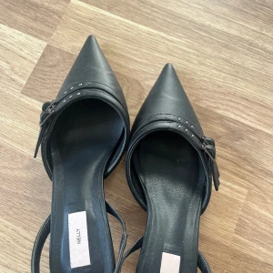 Spetsiga klackskor  - Spetsiga klackskor från Nelly helt oanvända ungefär 4 cm klack