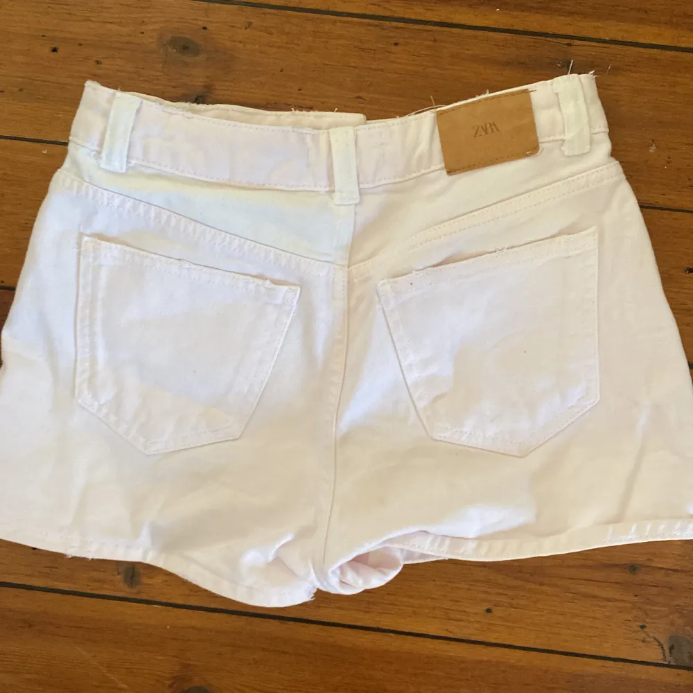 as snygga jeans shorts/kjol från Zara. i en ljus färg . Shorts.