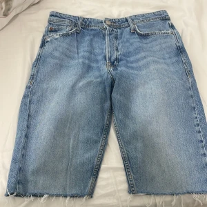 Jorts - Jättefina jorts i bra skick💗 de har inga defekter och är som nya💗det stor ingen storlek på de men skulle säga att de är i storlek💗 midjemåttet är 38 rakt över och man kan ha de som lågmidjade och mid waist💗 priset går att diskuteras