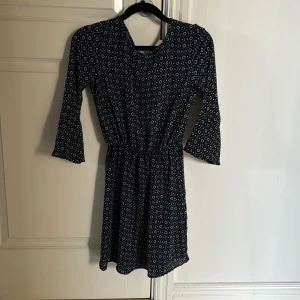 Kort klänning - Kort klänning från H&M. Skönt plagg att ha när det är varmt. 