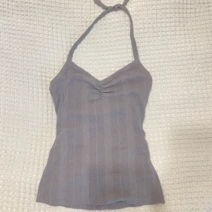 Lila topp - Lila topp med bra stretch så passar flera storlekar kanske XS-M, sitter riktigt fint.