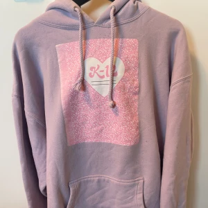 Melanie Martinez k-12 hoodie - Sann till storleken skulle jag säga, använd Max 4 gånger, köpt på konserten 2020 i Sverige, nypris ca 800kr, pris går att diskutera ☺️