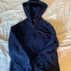 Polo Ralph Lauren zip hoodie  - Stilren Polo zip i bra skick. Använd få gånger då jag växt ur den väldigt fort.