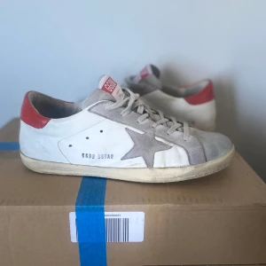 Golden goose - Säljer nu dessa as feta golden goose super star!!  i storlek 41 men passar 42  Skick 8/10 allt og finns med🙌 (förutom kvitto) Mitt pris = 2579kr  Nypris = 4900kr