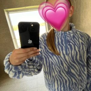 Fin tjocktröja 💗 - En oanvänd tröja från H&M i storlek XS, köpt för ca 300kr säljs för 89 (pris kan diskuteras). För mer frågor och bilder kontakta mig privat 