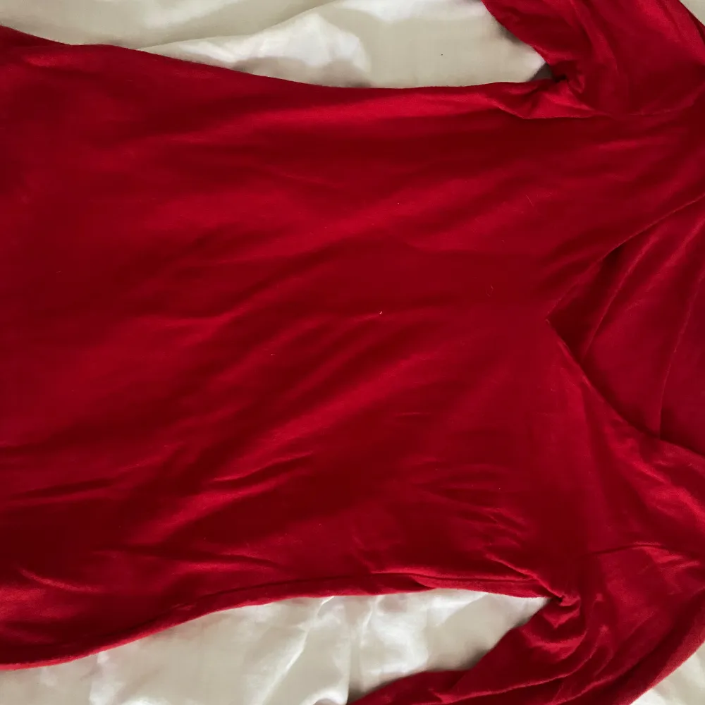 Oanvänd långärmad röd tröja som är v-ringad, skönt material och super fin💞. Tröjor & Koftor.