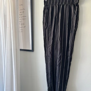 Finare byxor  - Endast testade för länge sedan och tar bara plats eftersom det inte är en storlek jag kan ha längre. Superfina och inget att anmärka på. Har passat perfekt i längden på mig som är 157. Vill man ha mått så är det bara att skriva, bara inte hunnit med!