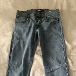 Replay Jeans - Populära grisch jeans, replay hyperflex. Svarta och passar perfekt till nästan alla plagg. Skick 9/10 men behöver strykas om ni vill ha den där clean looken. kontakta vid fler frågor. storlek 28-31