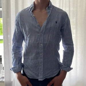 Ralph Lauren linne skjorta - ✨Säljer nu denna super snygga Ralph Lauren linne skjortan i storlek S. Mycket bra skick, 9/10. Perfekt nu i sommar. Hör av er vi funderingar🔥✨