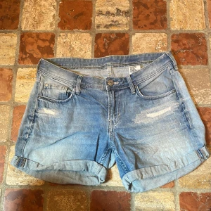 Jeansshorts med hög midja - Jeansshorts med hög midja, använd två gånger 
