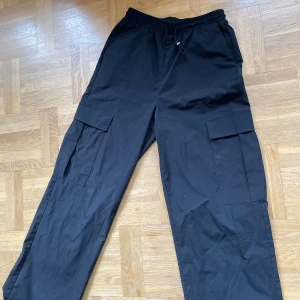 Parachute pants - Ett par tunna goa parachute pants. Resorspännen på benen även i midja vilket bidrar till en skön passform. Byxan påminner om cargopants med sina fickor. Nypris 800 mitt pris 150. 