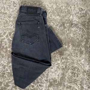 Replay jeans grover - Ett par riktigt schyssta replay jeans i färgen grå. Jeansen är i nyskick och kostar nya 1500. Mitt pris är 400 men kan gå ner vid snabb affär.