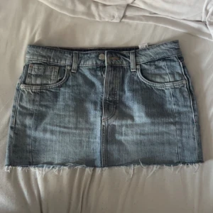 Jeans kjol - Säljer denna jätte fina jeans kjolen från zara för den inte kommer till användning! Den sitter fint och är i perfekt skick. Original priset: 380kr men säljer den för 250kr 💞skriv privat för fler bilder. 