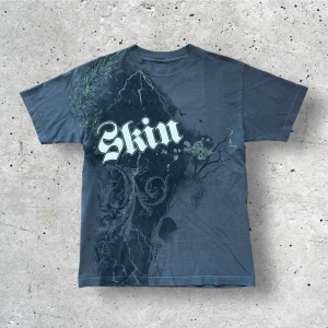 Vintage Skin t-shirt oversized - Snygg och cool vintage t-shirt från märket Skin Industries. Snyggt tryck på, tröjan är av riktigt bra kvalité. 100% bomull.   Oversized style.  Mått: längd 68 cm, axelbredd 49 cm, bröstkorg 49 cm, hemm 50 cm