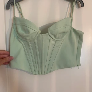 Snygg topp - Säljer denna snygga korset liknande toppen från Zara💚 Superfin att ha på en utekväll, eller en sommardag med en kofta över🥰Köpt för ca 300 kr, aldrig använt och är som nyskick. 