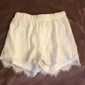 Shorts  - shorts med spets, har blivit för små🤍
