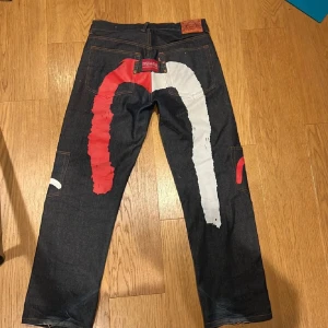 Evisu jeans - Ett par coola evisu jeans. Storlek 36. Du får de billigare vid snabb affär