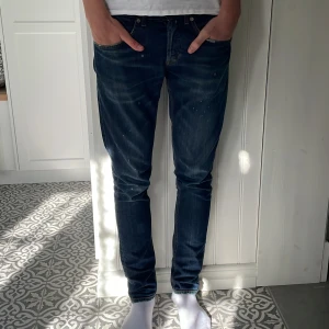 Dondup George  - Ett par riktigt feta och trendiga Dondup George i en riktigt fin blå färg i storlek 30. Modellen är 181 cm men passar bra folk som är kortare och längre. De är perfekt nu till sommaren. Vid fler frågor eller funderingar ska man inte tveka att skriva.