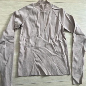 Tröja  - Tröja i beige/rosa i lite glansigt tyg 