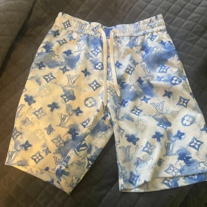 Lv shorts/badbyxor - Säljer nu mina lv badbyxor/shorts Tycker inte om färgen 