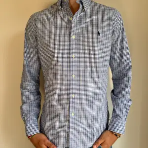 Blå rutig Ralph Lauren skjorta i storlek M. Skjortan är i fint skick utan några skavanker. Modellen är 186 cm lång. Orginalpris ca 1500 kr och nu endast 499. 