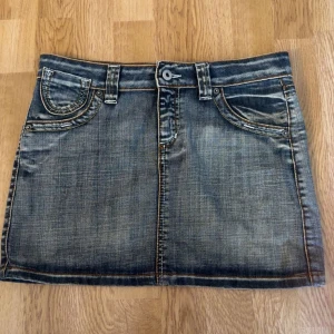Cool mini jeanskjol - Säljer den här jättesnygga kjolen då jag aldrig använder den. Skulle säga att den passar en xs/s. Den är väldigt kort och lågmidjad🤩skriv om du är intresserad!!❤️